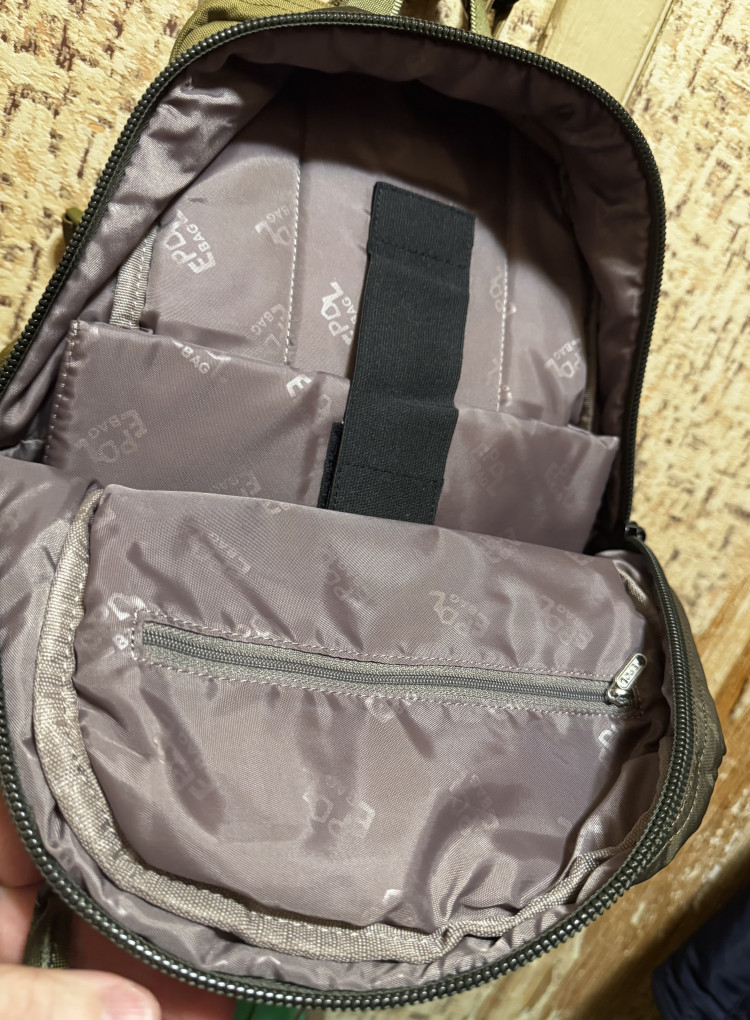 Ожидал красную подложку, ибо на фото с других сайтов именно такая. Ну здесь нет фото рюкзака изнутри. Решил добавить своих. Может кому-то это нужно.