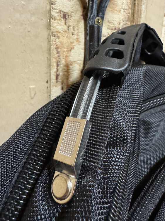 Тросик в ручке. Выглядит очень прочно!