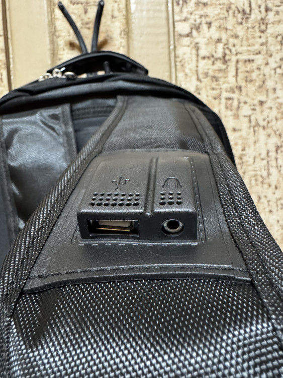 Выходы разъёмов на лямке.