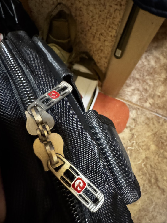 Бегунки и замок. Качественные. Работают легко, без заеданий.