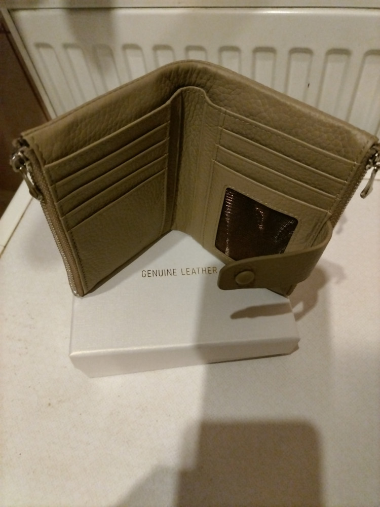 Пармоне очень емкое, много места под карточки, деньги бумажные и для мелочи два удобных кармашка