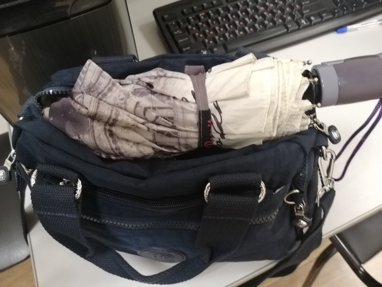 Большой зонтик не влезает