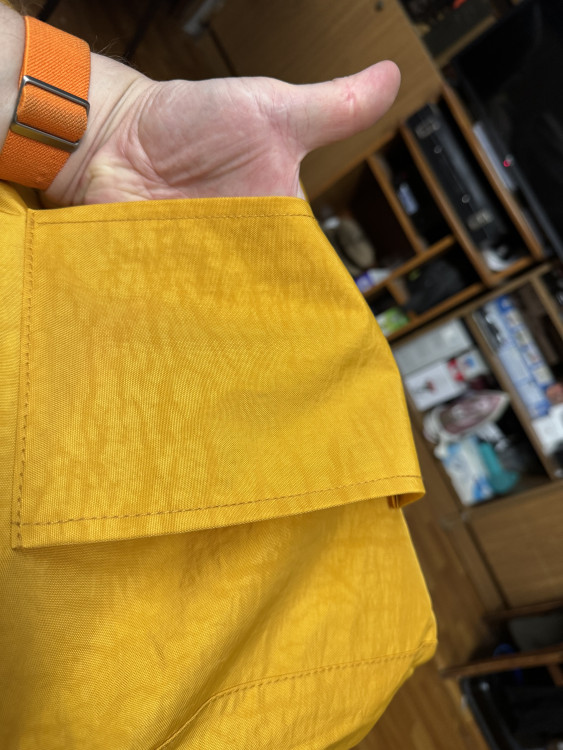 Удобная вещь, если необходимо надеть на ручку тележки с чемоданом