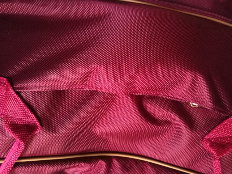 яркая, очень плотная ткань, надёжные ручки, внутренний,  и наружный  кармашки, умеет увеличить размер - внизу сумки молния, для увеличения её высоты.